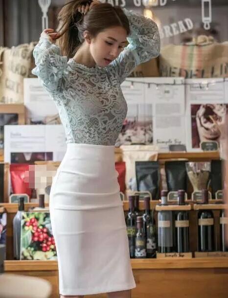 #身穿#街拍:长发美女身穿优雅裙装,清新典雅显贵气
