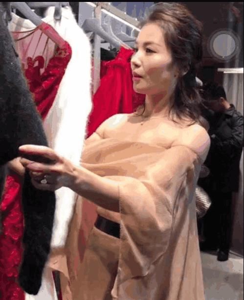 路人镜头下的刘涛，颧骨高的要飞起了，网友：王珂怎么受得了哟？