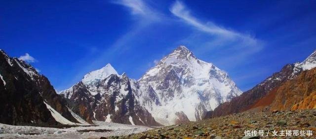 中国最高的十座山峰，只有一座完全在中国境内，由中国人首次登顶