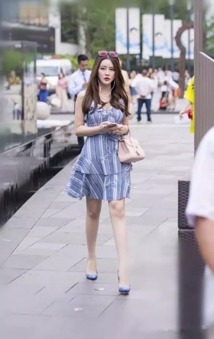 街拍:图三美女最冷艳，最后一位让我有想冲上去要电话号的冲动