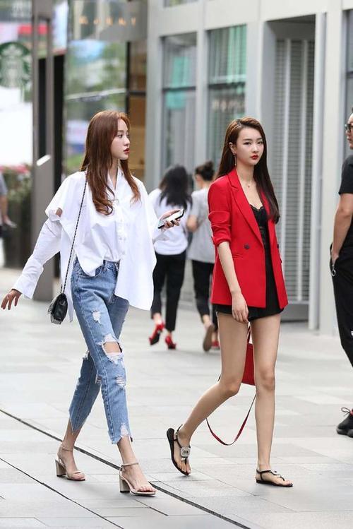 街拍：一袭紧身长裙，显得美女高贵端庄，气质不凡！