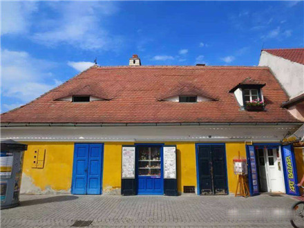 世界最诡异的小镇,房屋上面都长着“眼睛”,游客:晚上不敢出门