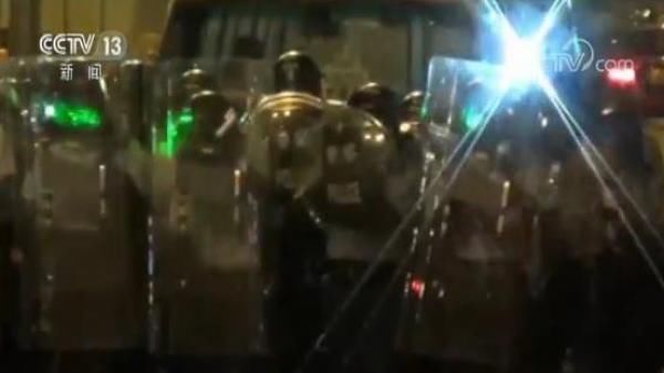 央视独家采访遭汽油弹袭击受伤香港警员 更多现场细节曝光