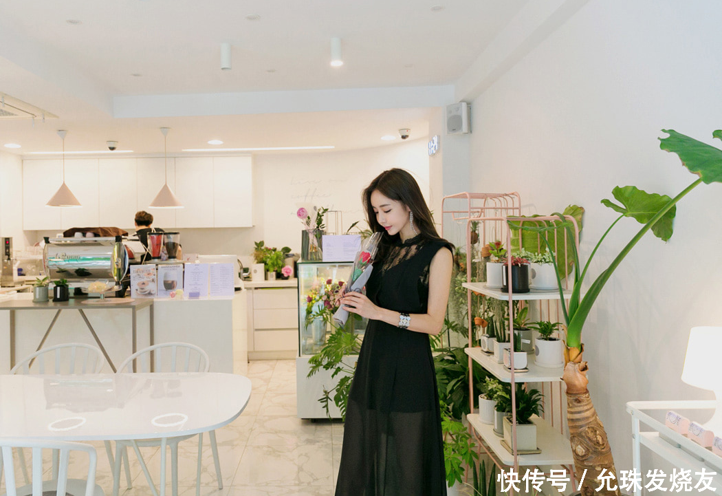 孙允珠暗夜蝙蝠轻盈薄纱分衩裙