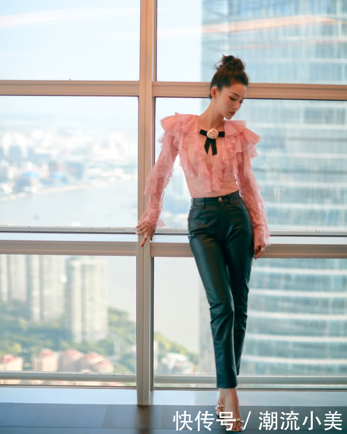 李沁还真是会穿！皮裤配粉色衬衫好干练，大长腿超吸晴！