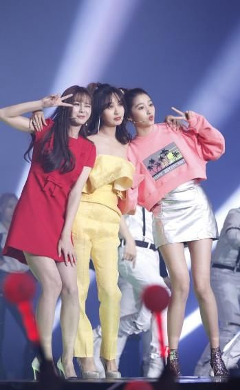 当“长腿女神”沈梦辰、李菲儿、关晓彤同台，你认为谁的腿最美？