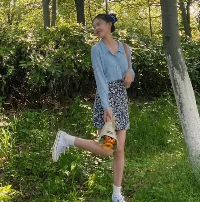  [针织衫]今年很流行的蓝色针织衫，搭配这5种“下装”，时髦显高又好看