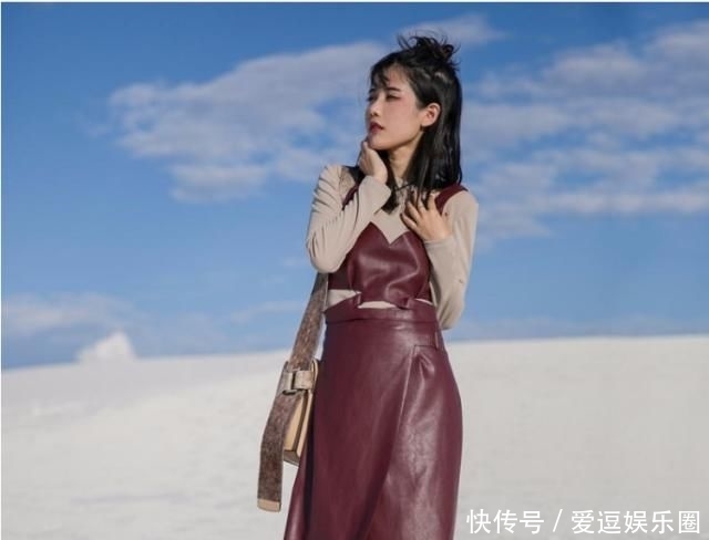 #要备#早春你一定要备一件“开叉裙”,搭衬衫好洋气,三木穿上后美哭了