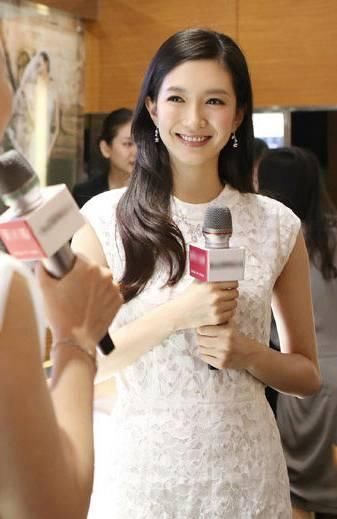 江疏影简直了！穿的纽扣裙子还一直扯下了 网友：都快拉断了