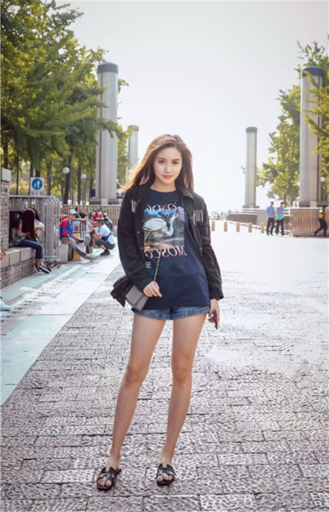 街拍:小姐姐们一双双修长的美腿，让路人无法不爱!