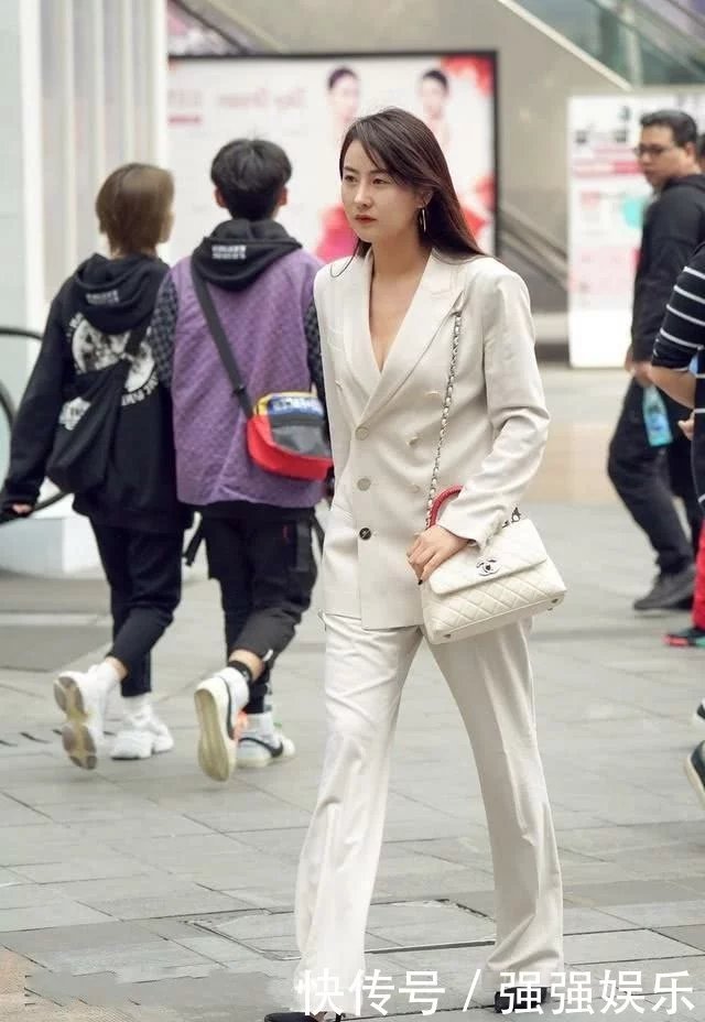 甜美小姐姐深V职业装大秀事业线，阔腿裤增显窈窕纤瘦的身材曲线