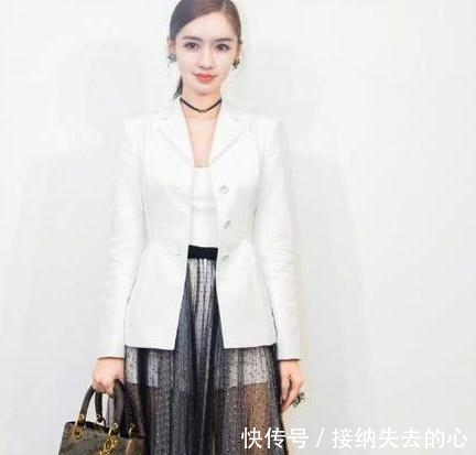 杨颖真大胆，竟把内衣外穿，网友黄晓明知道吗