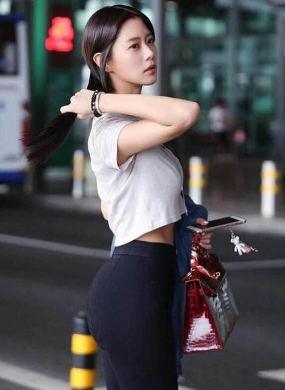 打底裤展现出性感的身材，凸显的魅力十足！