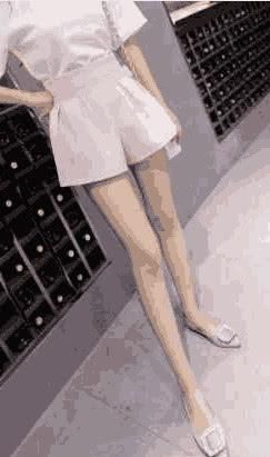 20岁女孩逆天腿长一米2，出门不敢穿裙子，原因:怕不安全