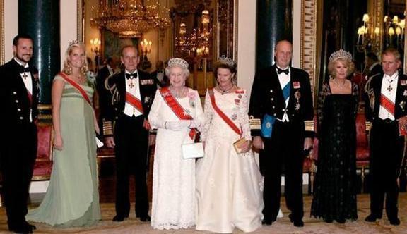 92岁的女王“完胜”71岁的卡米拉，卡米拉满脸皱纹，尽显老态