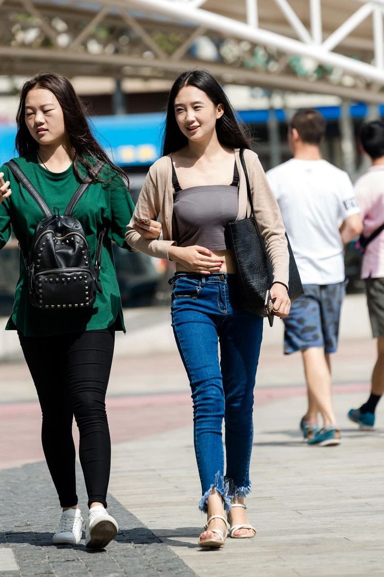 路人街拍,小姐姐的穿搭非常的有新意,一头小短发干净唯美