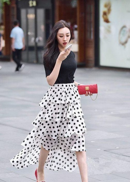 「个性」街拍:个性前卫的小美女,傲人的身材,焕发时尚的光彩