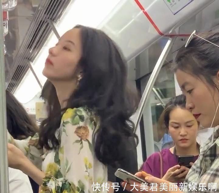  连体@地铁偶遇穿着连体裤的美女，颜值出众，尽显青春气息