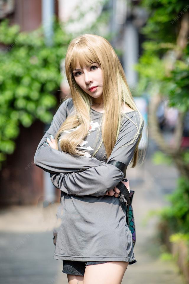 街拍：清纯长发美女丝质连衣裙上街，搭配小高跟非常性感有范儿！