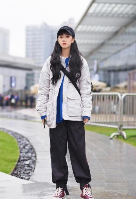  『展现』街拍：身材高挑的美女，露肩上衣配紧身牛仔，展现曼妙好身材