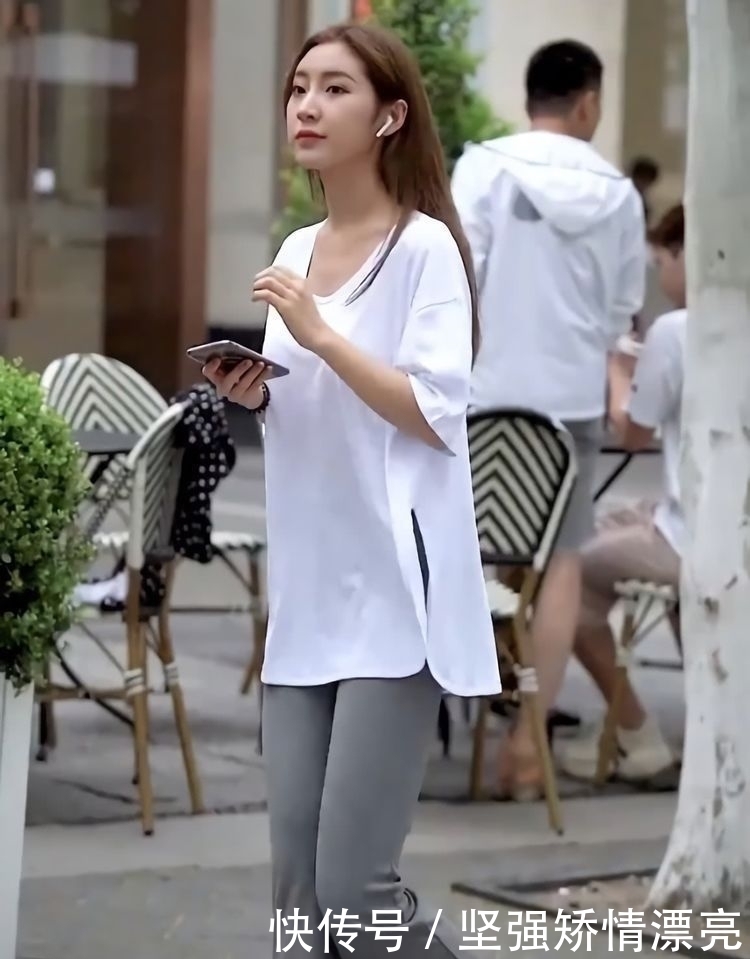  美女|美女是来街拍还是去买菜，穿着“睡衣”就出门了，够接地气