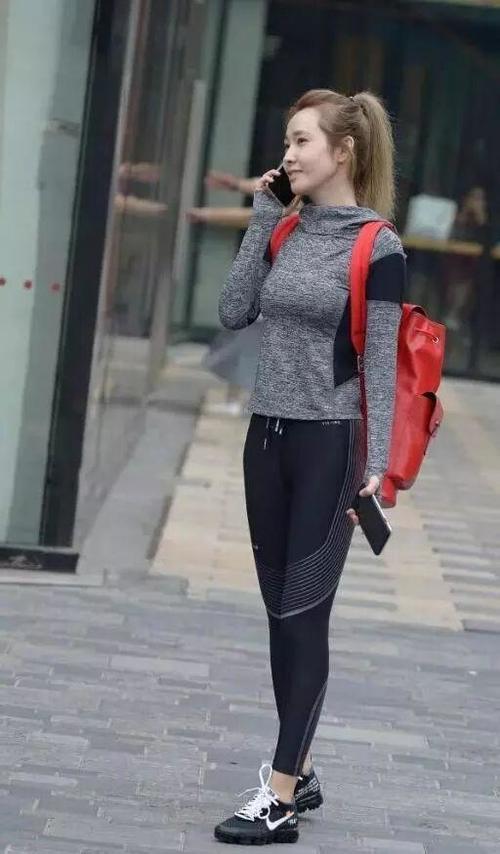 街拍:美女们穿紧身衣有多性感撩人?看看图3和图5就知道了