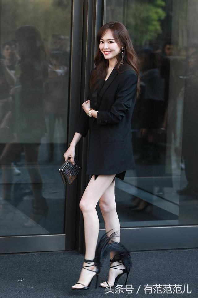 唐嫣的腿已经够长了，还把短裙挖剪成这样？网友：看你坐下来咋办