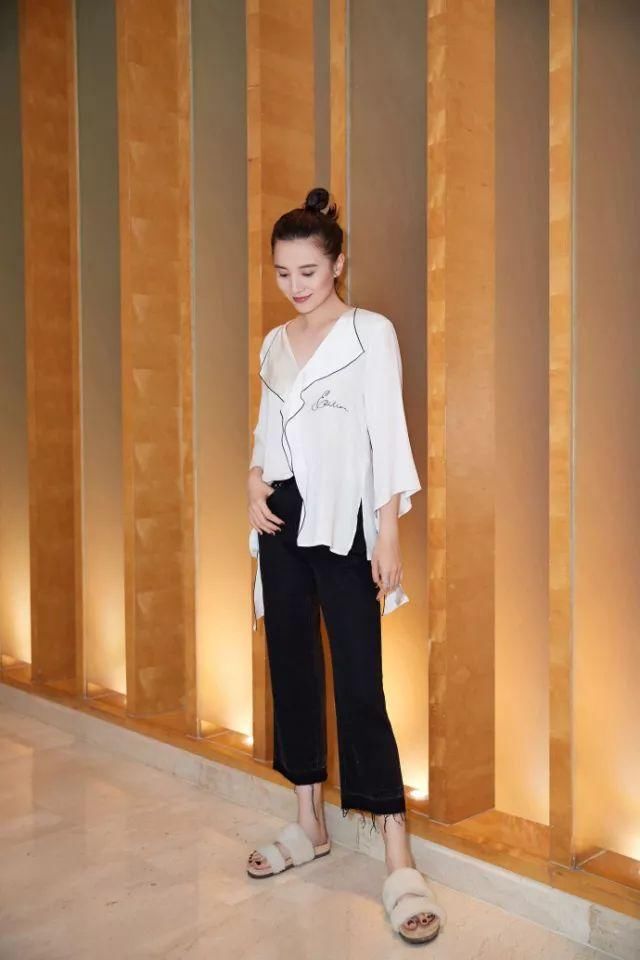 胸不平何以平天下!专治贫乳的穿衣法则告诉我们:平胸又如何，扛不