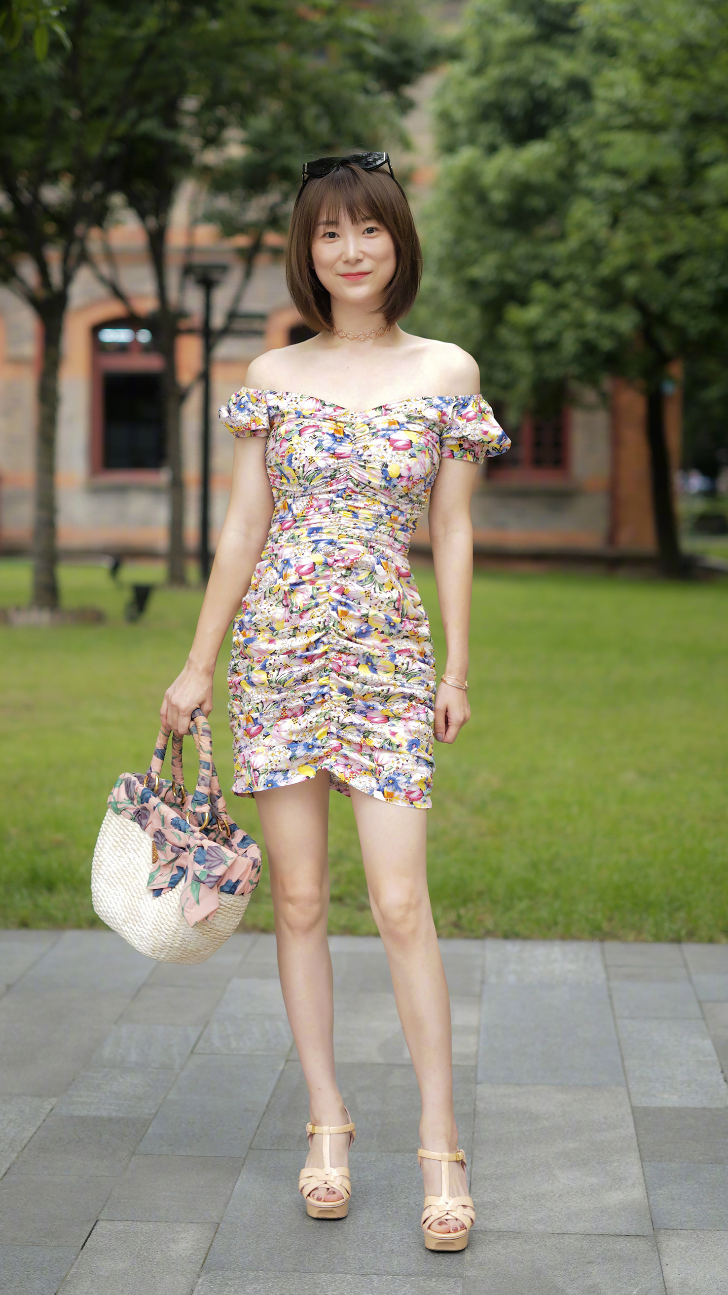  美女选择|炎炎夏日，身姿曼妙的姑娘选择一字肩服饰，做个锁骨美人挺好