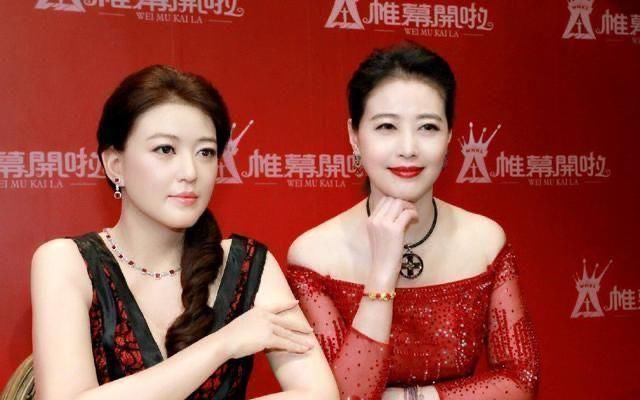 『女人』上了年纪的女人,穿红色连衣裙更有高级感