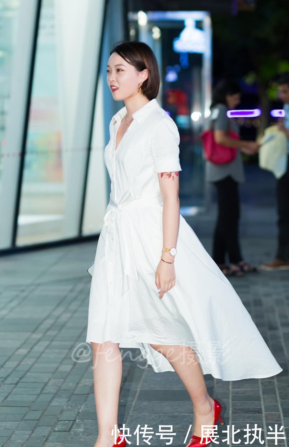 『 裙摆』带起了红鞋白裙美女的裙摆，有种飘飘欲仙的感觉，街拍：夜风拂过