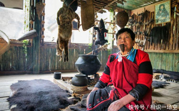 西藏林芝有个民族，住在深山峡谷中，至今还保留着这个古老习俗