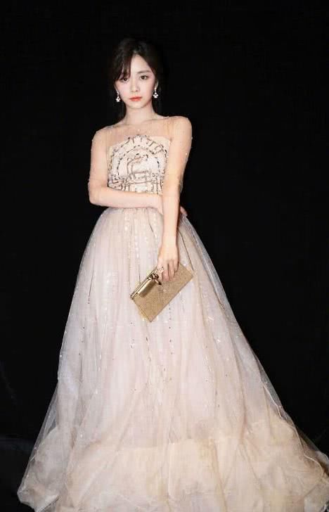 谭松韵的“熟女”造型太惊艳了，终于不再是5年级的小学生了!