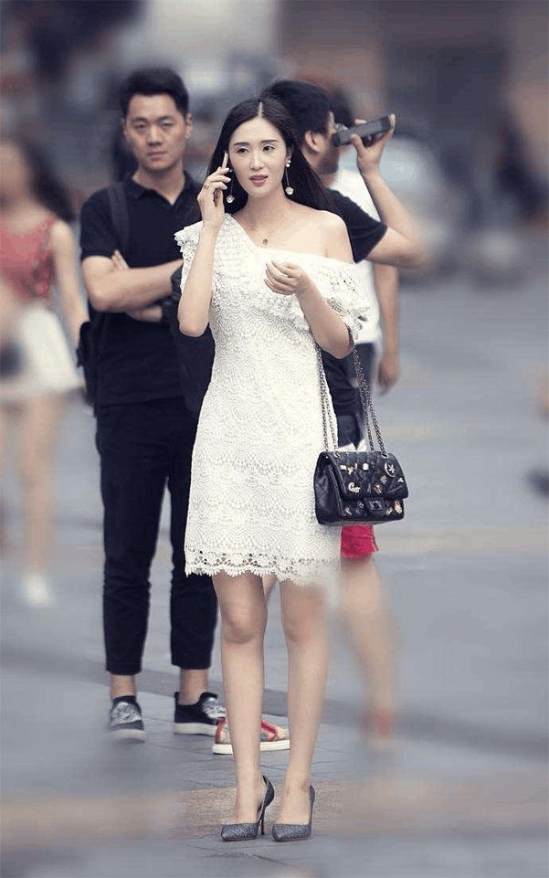 街拍: 这些漂亮的小姐姐有气质又有范, 其中你最欣赏哪一位?