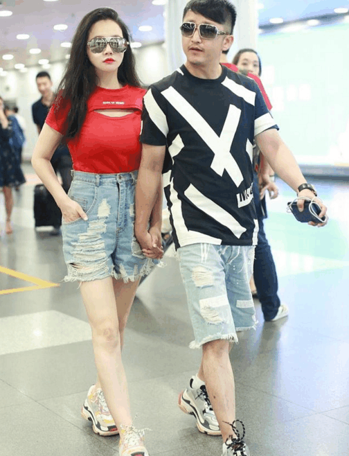 冉莹颖紧出名了, 很窄的裤头硬是穿进去, 网友: 勒这么紧不累吗?