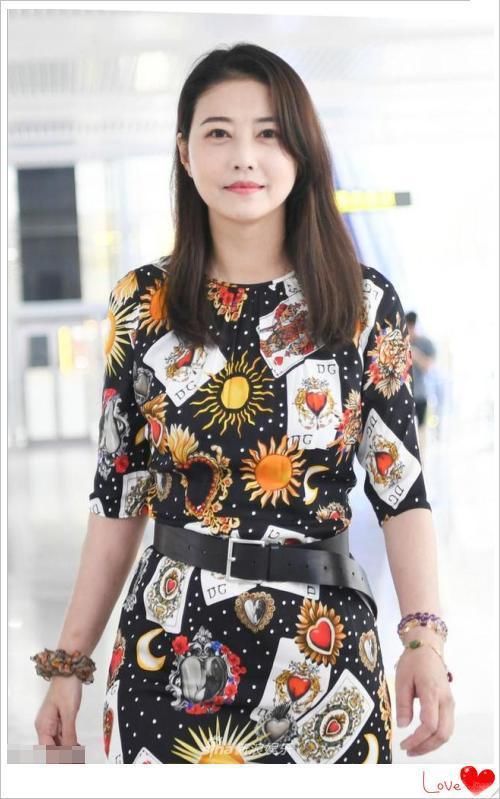 周海媚不过穿了件花裙子，就51岁嫩成21了，让20岁小姑娘怎么穿啊