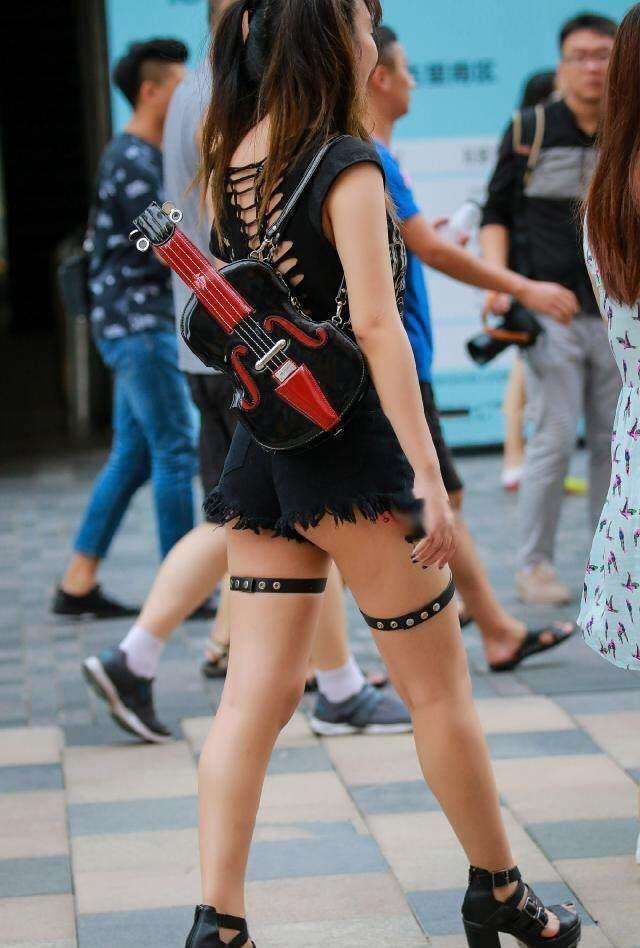街拍: 穿着大胆的姑娘,这么穿很时尚啊