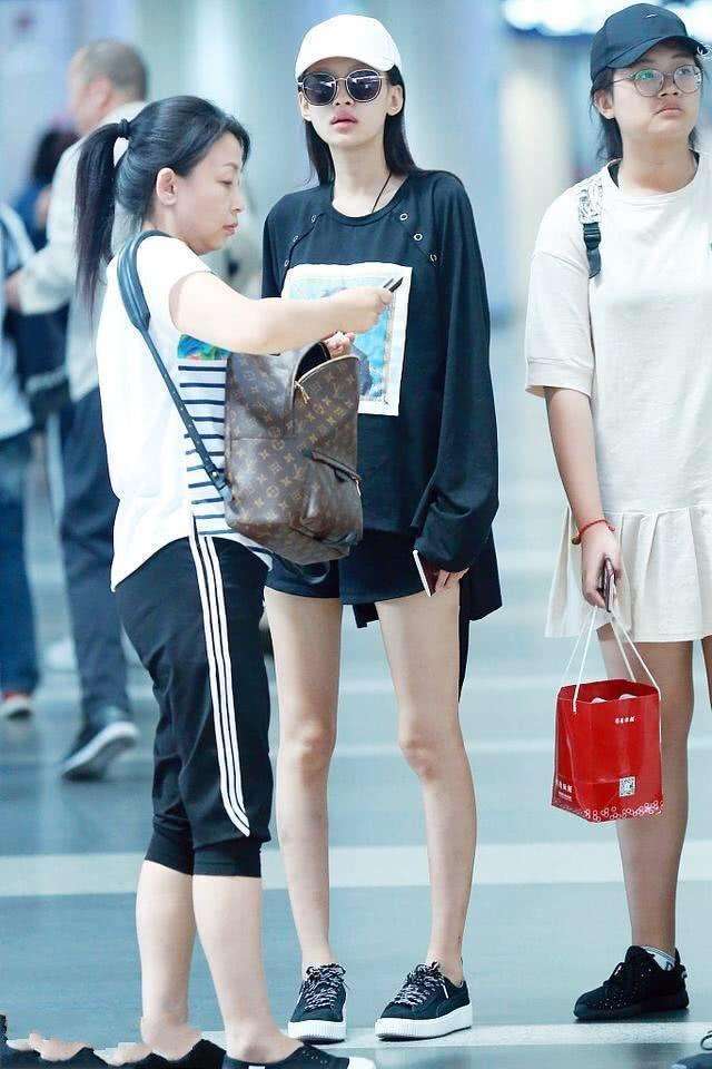 孙怡太大胆了! 牛仔短裤烂成这样也敢穿, 网友: 我可不敢穿出门!