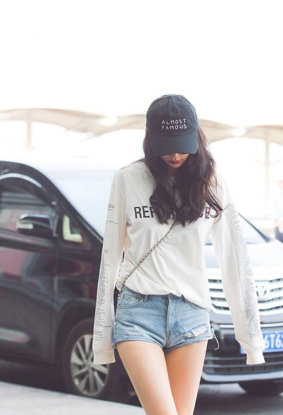 看了李菲儿穿短裙，再看看杨颖，网友:终于明白黄晓明怎么想的了