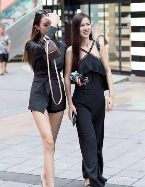  「靓丽」街拍：环肥燕瘦的小姐姐，一件白色上衣配黑色短裤，青春靓丽气息