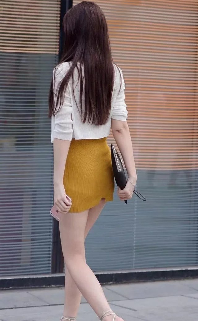 清新甜美的小姐姐连衣裙穿出迷人好身姿，超短裙摆秀出逆天长腿吸