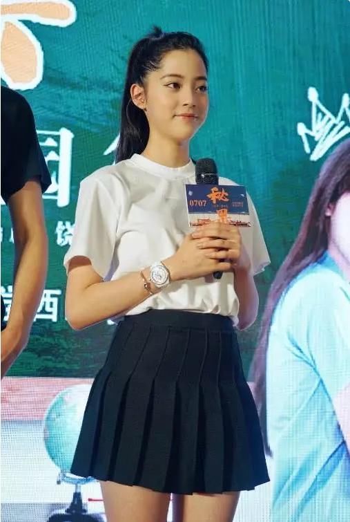 欧阳娜娜学生装现身活动，网友:裙子歪的快掉了!