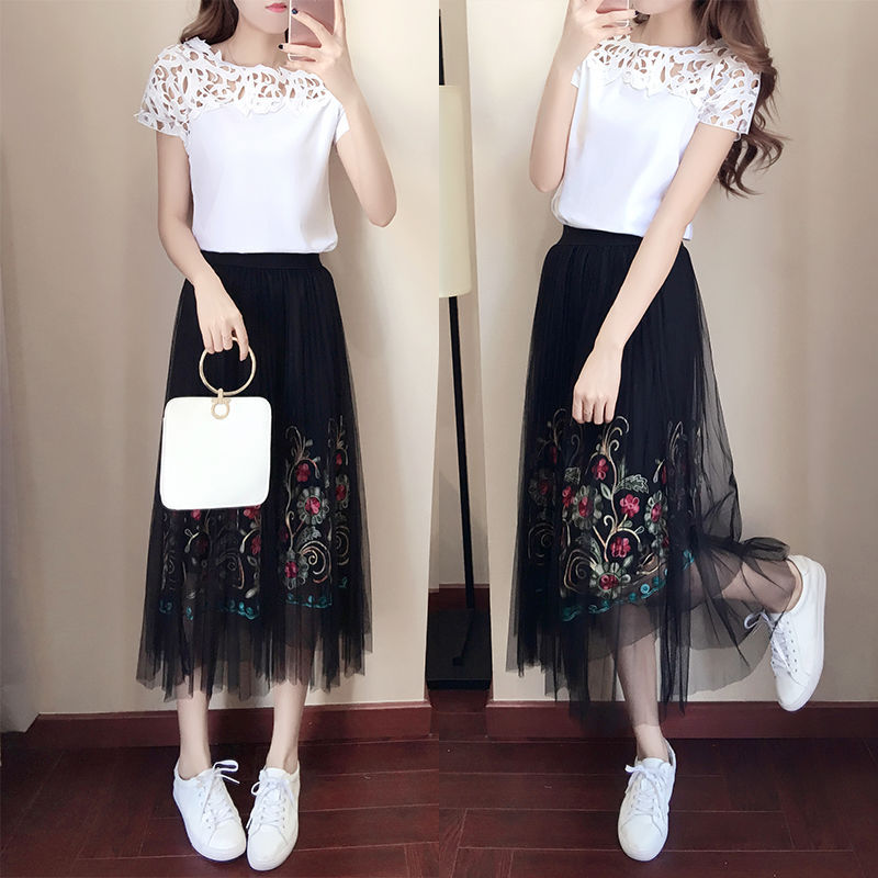 现如今姑娘真会打扮，出门穿上高雅裙，比穿热裤更迷人，贼美