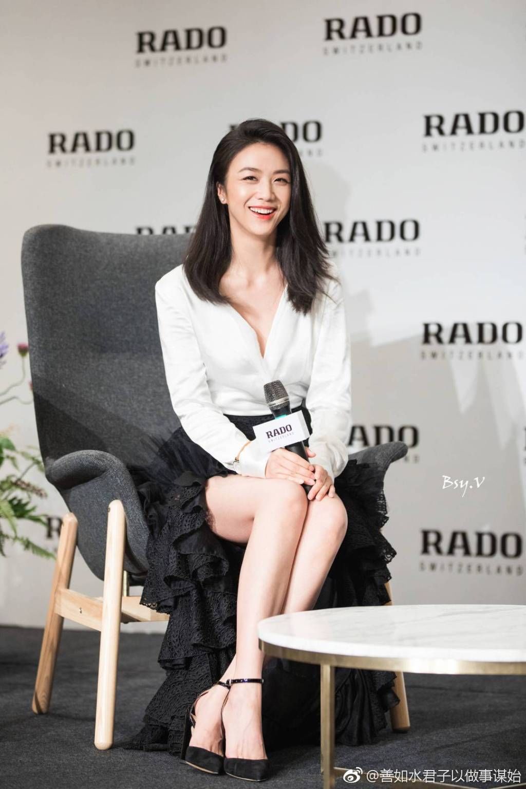 汤唯出席某代言活动，网友:这条黑裙子和高跟鞋衬托美腿更加白皙