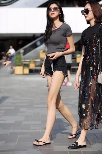 婷集优品：蕾丝贴身裙美女姐姐，和好闺蜜一样好身材，是一道美景