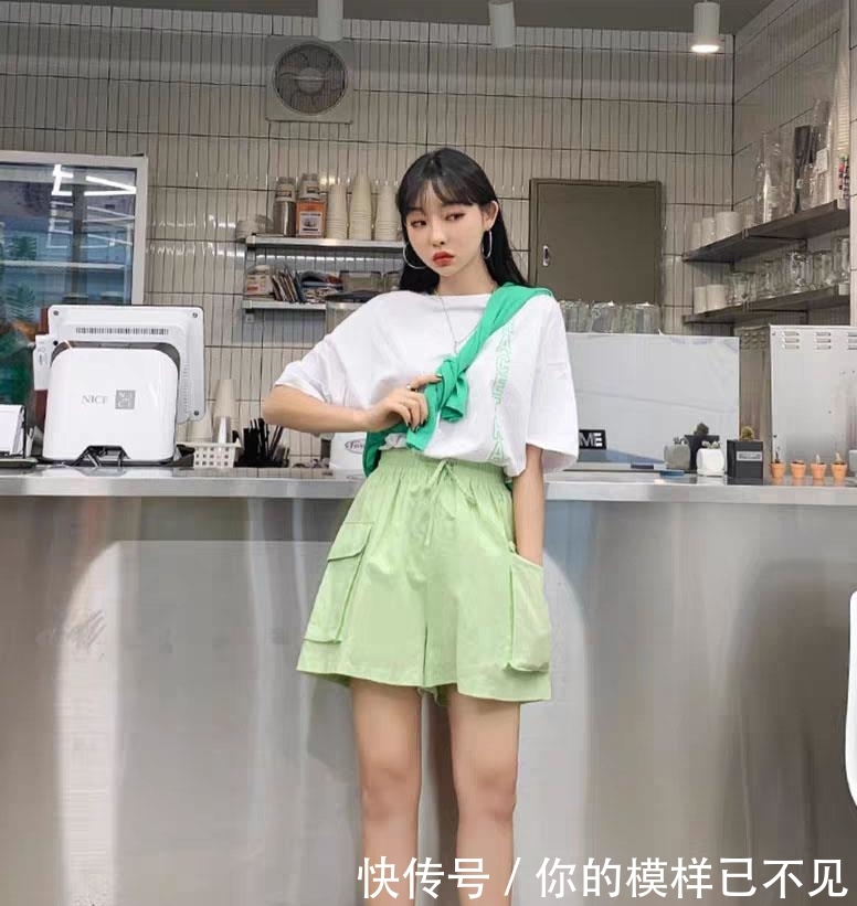  适合：别总穿牛仔短裤，今夏流行“老爹短裤”，搭配这3件上衣，很潮！