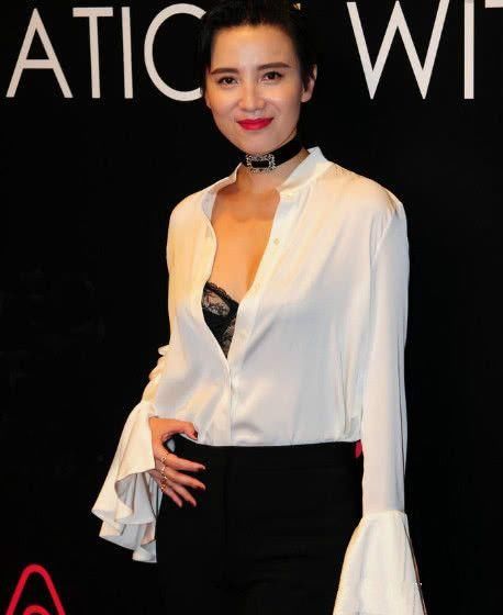 宋佳平时漂亮没有用，一上台闪的我直晕！