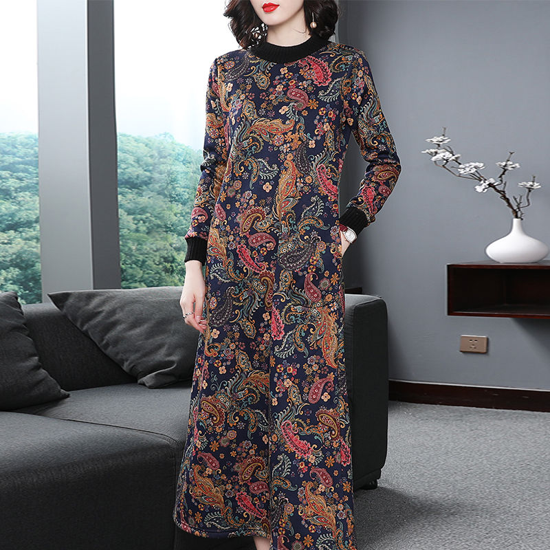 有一种美叫“宝石蓝”秋裙，媲美十件旗袍，虽贵，但美得直入心坎