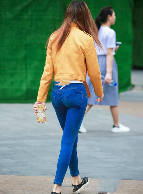 时尚辣妈丰腴大象腿紧致有力，紧身裤裹出肥硕臀线，边走边打哈欠