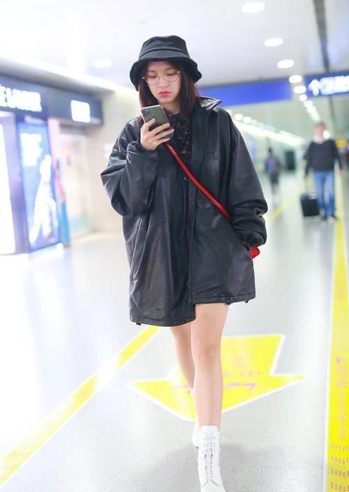  有型@今年别穿风衣了，皮衣更加新潮有型，长款短款都百搭